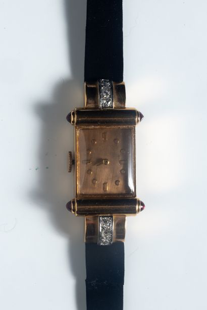 Montre de dame, le boîtier rectangulaire...