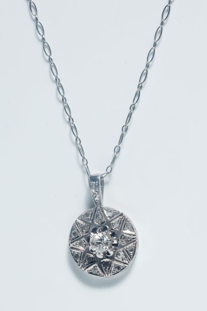 Openwork pendant with star-shaped motif on...