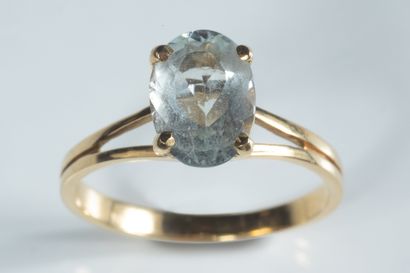 Bague ornée d’une aigue marine ovale facettée...