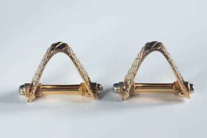 Paire de boutons manchettes forme étriers...