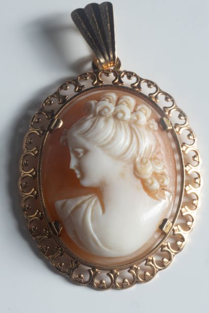 Pendentif ovale orné d’un camée coquillage...