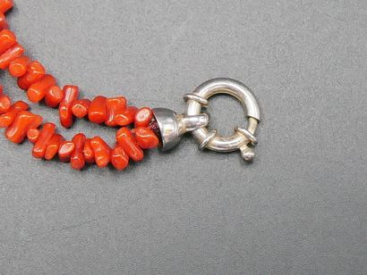 - Pendentif orné d’une perle de culture blanche,...