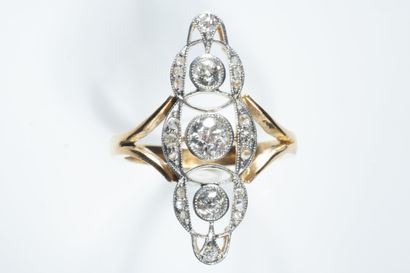 Longue bague marquise à décor de 3 cercles...
