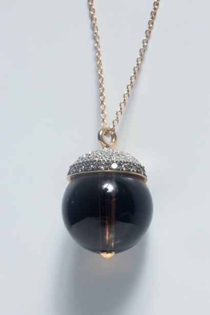 Collier chaîne forçat supportant un pendentif...