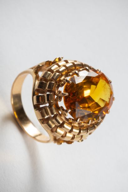 Bague en or jaune (750 millièmes) sertie...