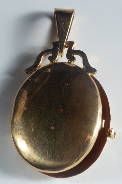 Pendentif ouvrant et ovale en or jaune (750...