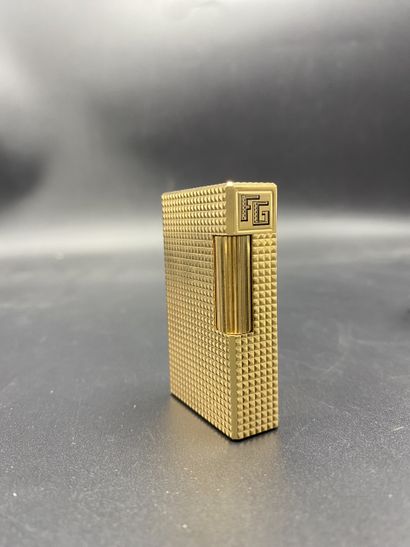 DUPONT. Briquet en métal doré, monogrammé...