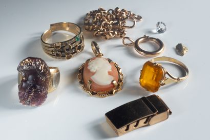 Lot de bijoux accidentés et manques en or...