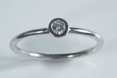 Fine petite bague en or gris (750 millièmes)...