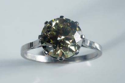 Bague solitaire en platine (850 millièmes)...