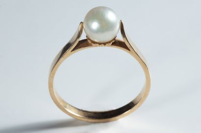 Ring set with a white cultured pearl, approx....