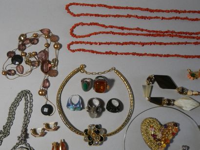 Important lot of costume jewelry including...