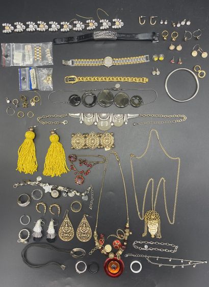 Important lot of costume jewelry: 2 Seiko...