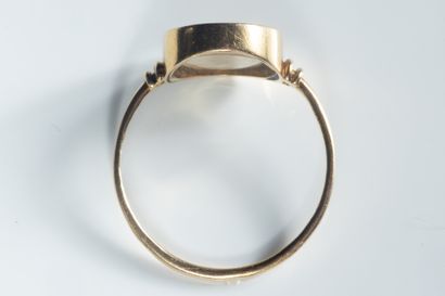 Bague centrée d’une intaille en serti clos,...