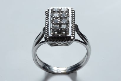 Bague rectangulaire centrée de 8 diamants...