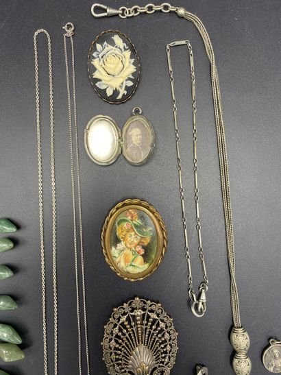 Lot of antique jewelry: brooches, bracelets,...