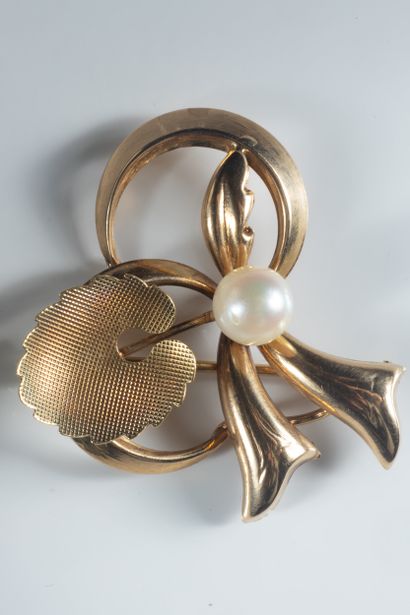 Broche feuille volutes rubanées rehaussée...