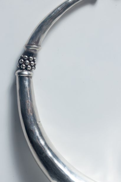 GOUDJI. Collier demi torque symbole du «...