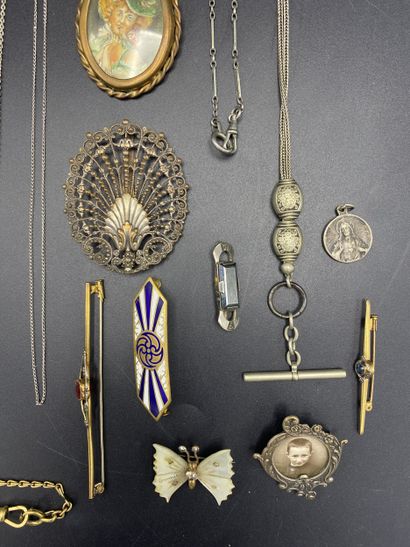Lot of antique jewelry: brooches, bracelets,...