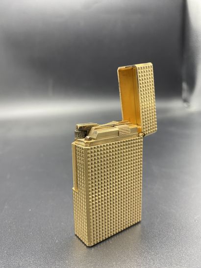 DUPONT. Briquet en métal doré, monogrammé...