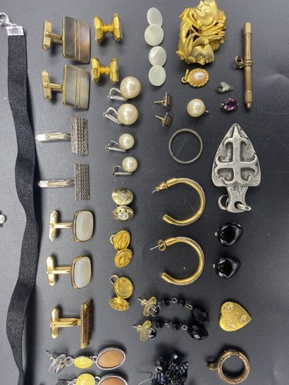 Lot de bijoux fantaisie.