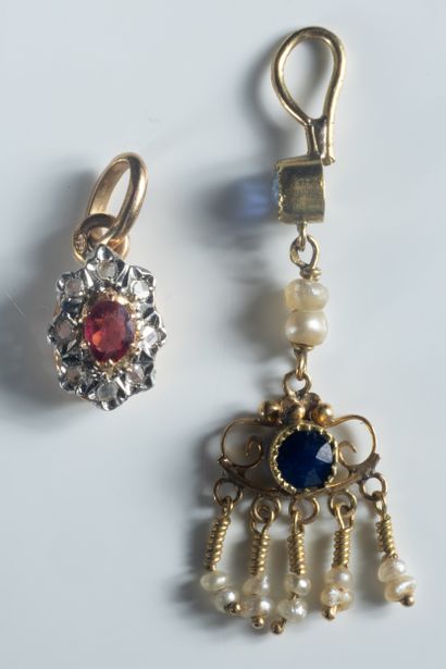 2 petits pendentifs usés en or jaune (750...