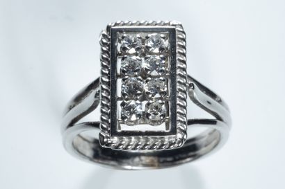Bague rectangulaire centrée de 8 diamants...