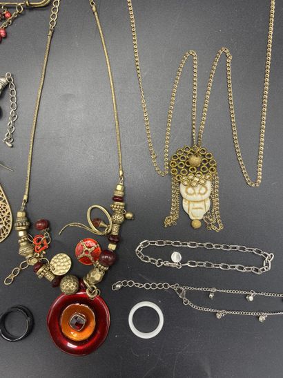 Important lot of costume jewelry: 2 Seiko...