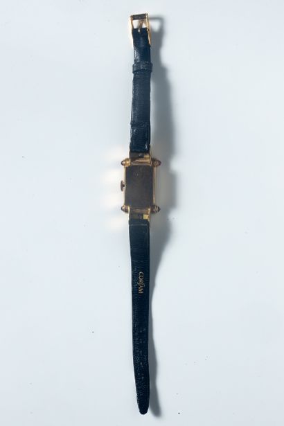 Montre de dame, le boîtier rectangulaire...
