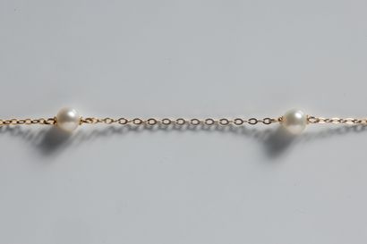 Bracelet orné de 4 perles de culture blanches...
