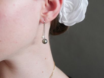 Paire de pendants d’oreilles en or gris (750...