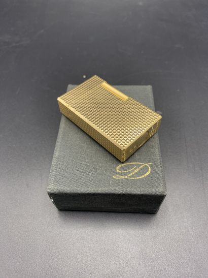 DUPONT. Briquet en métal doré, monogrammé...