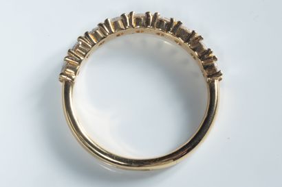 Demi alliance sertie de 9 diamants de taille...