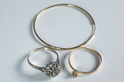 Lot de bijoux accidentés et usés en or jaune...
