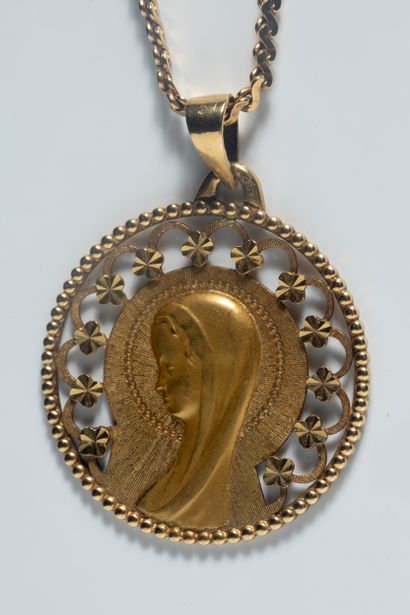 Médaille profil de vierge ajourée à décor...