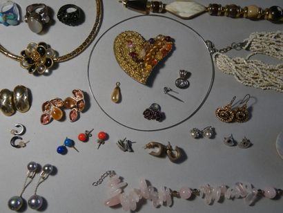 Important lot of costume jewelry including...
