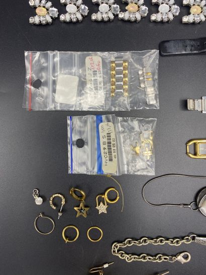 Important lot of costume jewelry: 2 Seiko...