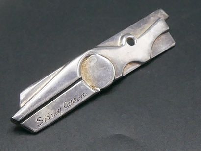 SIDNEY CARRON. 2 Broches oblongues en métal...