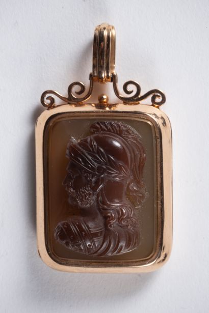 Pendentif médaillon ouvrant en or jaune (750...