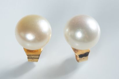 Paire de boucles d’oreilles ornée chacune...