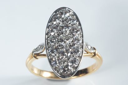 Bague marquise ovalisée pavée de diamants...