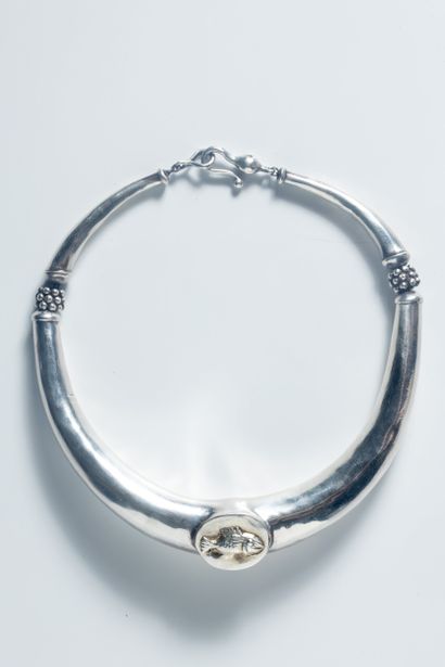 GOUDJI. Collier demi torque symbole du «...