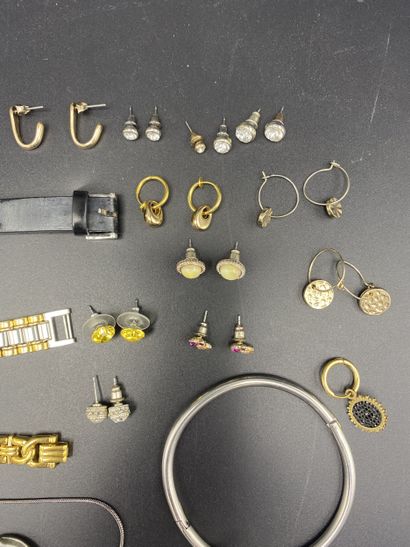 Important lot of costume jewelry: 2 Seiko...