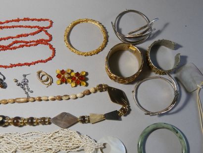 Important lot of costume jewelry including...