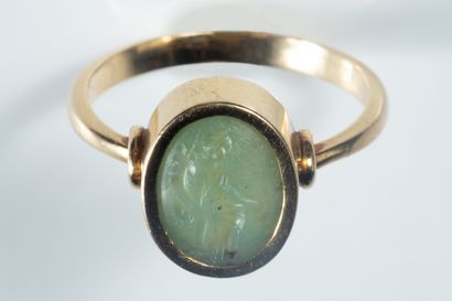 Bague centrée d’une intaille en serti clos,...