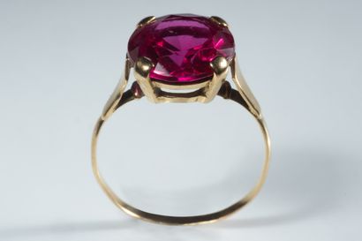 Bague sertie d’une pierre d’imitation rouge...