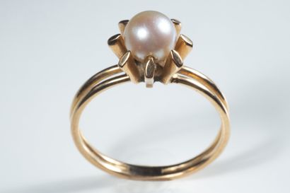 Bague perle de culture blanche sur griffes...