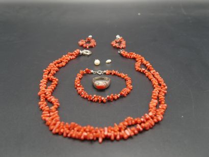 - Pendentif orné d’une perle de culture blanche,...