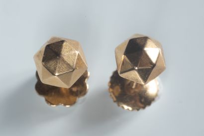 Pair of yellow gold (750 thousandths) triangular...