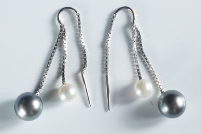 Paire de pendants d’oreilles en or gris (750...